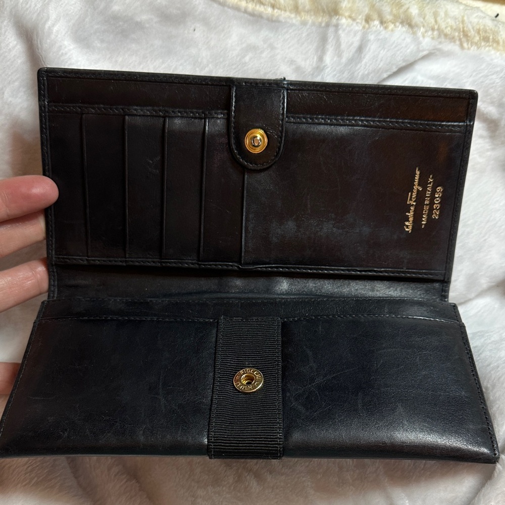 🩷Salvatore Ferragamo Black Leather Wallet with Gold Accent - Picture 2 of 4
